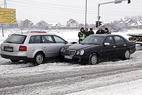 Automobiliai susidūrė sankryžoje Automobiliai susidūrė sankryžoje