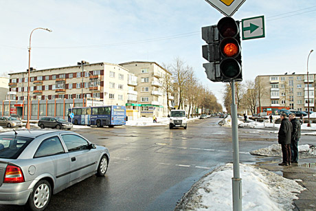 Šviesoforai naktį mirksi geltonai Šviesoforai naktį mirksi geltonai