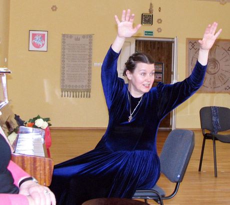 Dainininkė kuria žaismingas akimirkas Dainininkė kuria žaismingas akimirkas