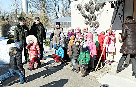Paukščių dieną iškelta penkiasdešimt inkilų Paukščių dieną iškelta penkiasdešimt inkilų