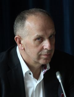 Valdininkams nereikėtų drebėti: jų nemažės, tik algos didės