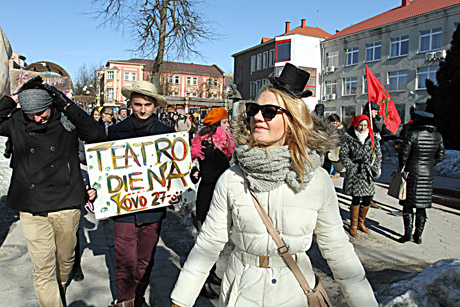 Studentai iškėlė namus teatro paukščiui Studentai iškėlė namus teatro paukščiui