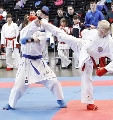 Karatė smūgiai sportininkų nesužeidžia Karatė smūgiai sportininkų nesužeidžia