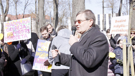 Mokyklų mitingas nušvilpė merą Mokyklų mitingas nušvilpė merą