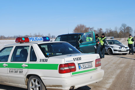 Lietuvos ir Latvijos policininkai gaudė tariamus nusikaltėlius Lietuvos ir Latvijos policininkai gaudė tariamus nusikaltėlius