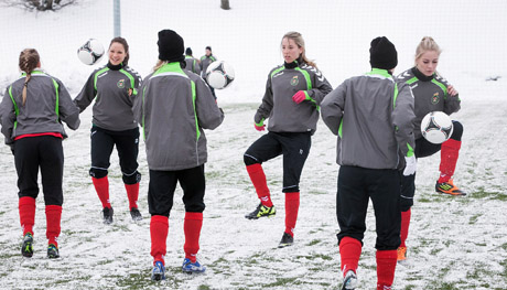 Moterys išeina į stadioną Moterys išeina į stadioną