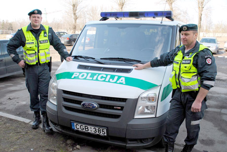 Dukrelės susilaukę sutuoktiniai dėkoja policijai už pagalbą Dukrelės susilaukę sutuoktiniai dėkoja policijai už pagalbą