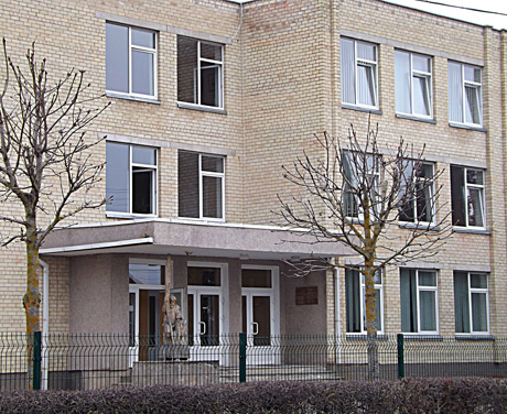 Akmenės gimnazija: daug langų ir viena jų rankena Akmenės gimnazija: daug langų ir viena jų rankena
