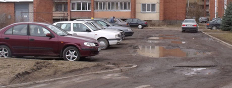 Duobės daugiabučių kiemuose – ne valdžios rūpestis Duobės daugiabučių kiemuose – ne valdžios rūpestis