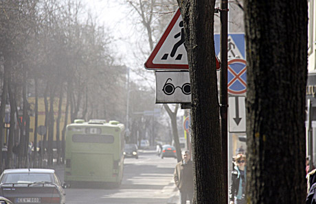 Lietus vaduoja miestą iš dulkių Lietus vaduoja miestą iš dulkių