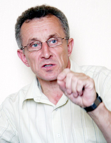 Šv. Florijono globotiniai gaisre dalijasi netgi šalmu Šv. Florijono globotiniai gaisre dalijasi netgi šalmu