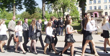 Abiturientus per tiltą lydėjo baikeriai ir orkestras Abiturientus per tiltą lydėjo baikeriai ir orkestras