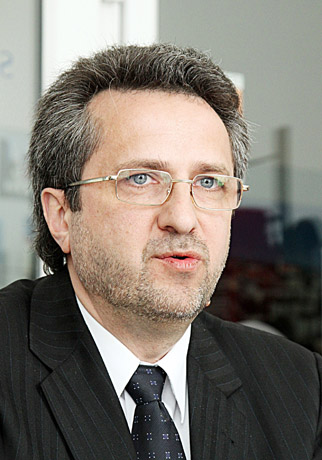„Busturo“ direktorius namo rieda tarnybiniu automobiliu „Busturo“ direktorius namo rieda tarnybiniu automobiliu