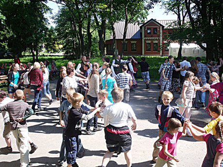 Gegužinėje mokėsi šokti