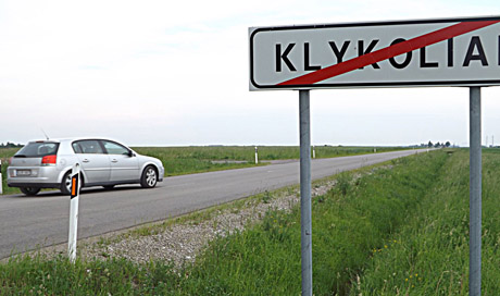 Vietoj laukuose įdubusio žvyrkelio – asfaltuotas kelias Vietoj laukuose įdubusio žvyrkelio – asfaltuotas kelias
