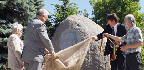 Paminklinis akmuo – geologų mokyklos kūrėjui Paminklinis akmuo – geologų mokyklos kūrėjui