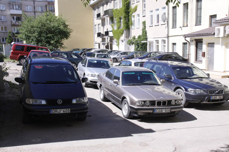 Automobilius iš kiemų varys mokesčiais Automobilius iš kiemų varys mokesčiais
