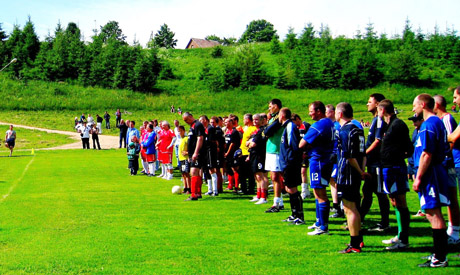Futbolininkai paaukojo pinigų koplytėlei Futbolininkai paaukojo pinigų koplytėlei