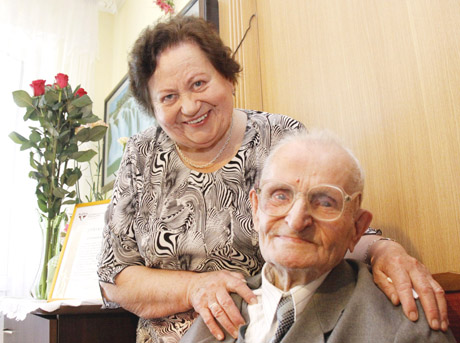 Šimtametis prisimena jaunystės šokius Šimtametis prisimena jaunystės šokius