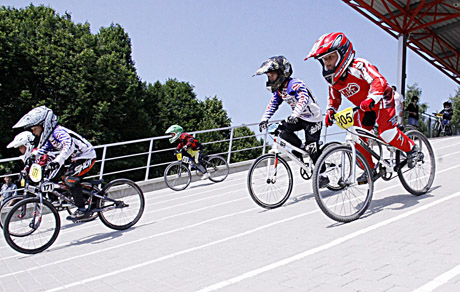 BMX trasoje dūzgė dviratininkai BMX trasoje dūzgė dviratininkai