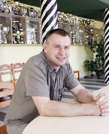Teisėjas keikūnus auklėja raudona kortele Teisėjas keikūnus auklėja raudona kortele