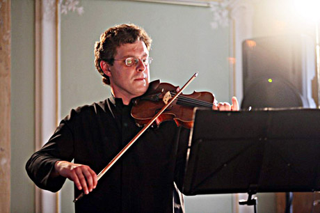 Duetas grojo prancūzišką muziką Duetas grojo prancūzišką muziką