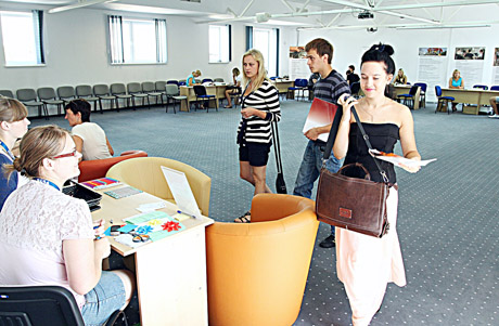 Sutarčių pasirašyti ir pasitarti dėl mokamų studijų Sutarčių pasirašyti ir pasitarti dėl mokamų studijų