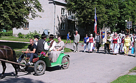 Folkloro kolektyvai vėl sugrįžo į Komaro dvarą Folkloro kolektyvai vėl sugrįžo į Komaro dvarą