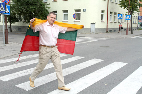 Už lietuvių pergales – su tautine vėliava Už lietuvių pergales – su tautine vėliava