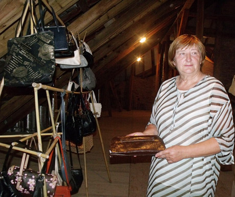 Rankinių ekspozicija – iš pakruojiečių namų Rankinių ekspozicija – iš pakruojiečių namų