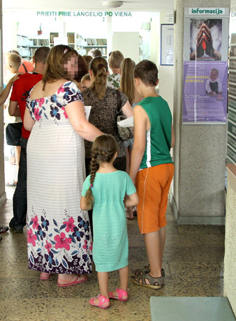 Poliklinikose rikiuojasi moksleivių eilės Poliklinikose rikiuojasi moksleivių eilės