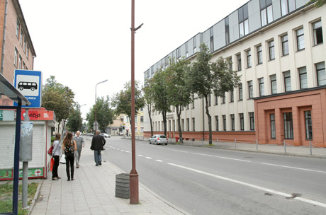 Kodėl prie poliklinikos nėra autobusų stotelės? Kodėl prie poliklinikos nėra autobusų stotelės?