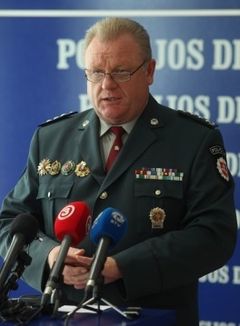 Policija skęsta piniguose Policija skęsta piniguose