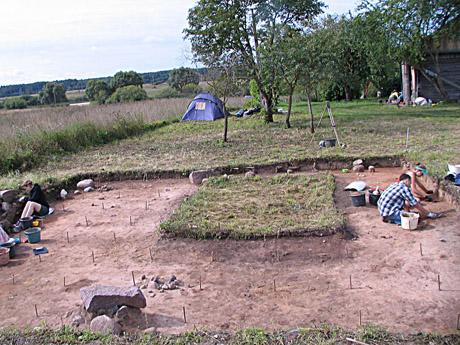Partizanų ryšininkų sodyba vėl sudomino archeologus Partizanų ryšininkų sodyba vėl sudomino archeologus