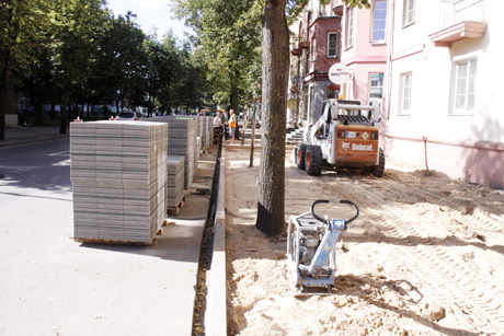 Naujas šaligatvis po valdininko langais Naujas šaligatvis po valdininko langais