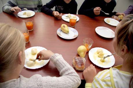 Karšti pietūs ir geriamasis vanduo – būtini Karšti pietūs ir geriamasis vanduo – būtini