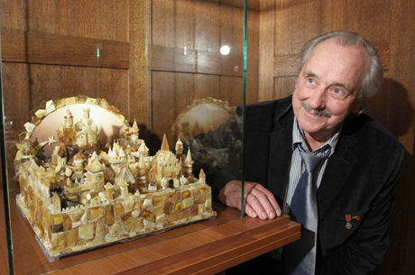 Gintaro pilyse – popiežius ir Kristus iš mamuto kaulo Gintaro pilyse – popiežius ir Kristus iš mamuto kaulo