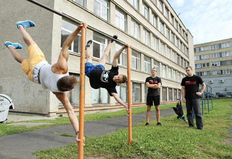 Gatvės gimnastai siūlo gyventi aktyviai Gatvės gimnastai siūlo gyventi aktyviai