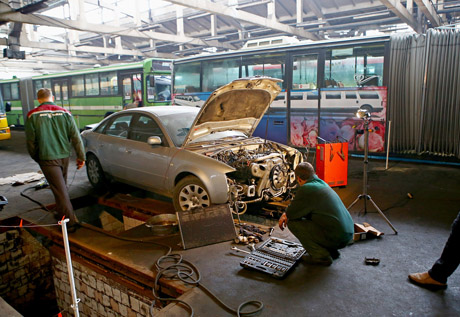 Direktoriaus automobilis remontuojamas „Busturo“ garaže Direktoriaus automobilis remontuojamas „Busturo“ garaže