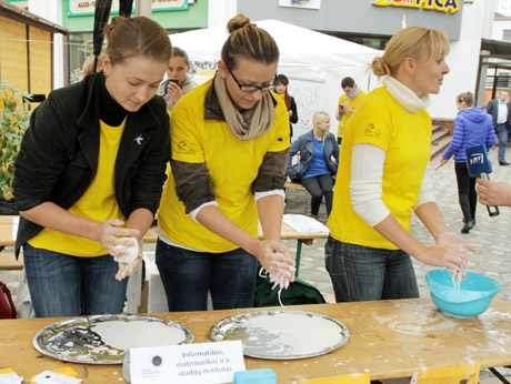 Studentų miestelyje – eksperimentai su skysčiais Studentų miestelyje – eksperimentai su skysčiais