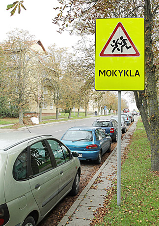 Mokykla išnyko, o kelio ženklas liko Mokykla išnyko, o kelio ženklas liko