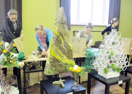 Moksleivės Kalėdų eglutę puikiai įvertino Vatikano floristas Moksleivės Kalėdų eglutę puikiai įvertino Vatikano floristas