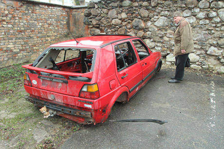 Vagių pėdsakai automobilių kapinynuose Vagių pėdsakai automobilių kapinynuose