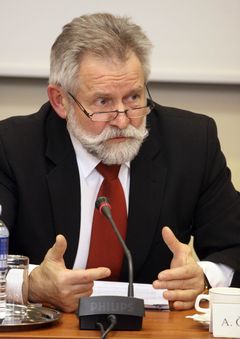 A.Sysas nori melžti pensininkus, kuriuos pavertė atpirkimo ožiais A.Sysas nori melžti pensininkus, kuriuos pavertė atpirkimo ožiais