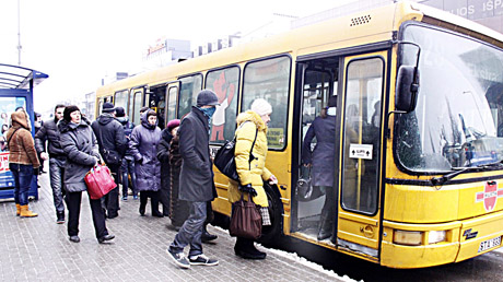 Keleiviai persodinti į autobusus Keleiviai persodinti į autobusus