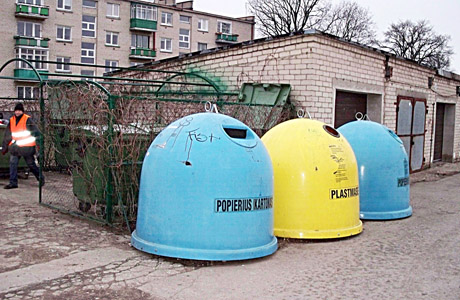 Niokojami išrūšiuotų antrinių žaliavų konteineriai Niokojami išrūšiuotų antrinių žaliavų konteineriai
