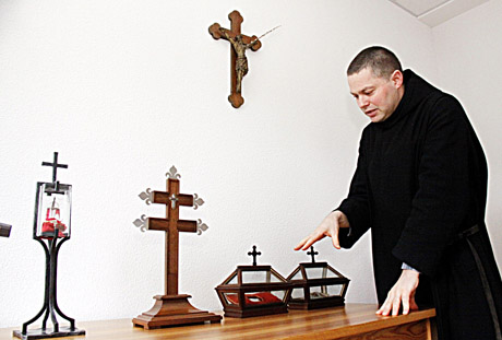 Vienuoliai saugo Kristų lietusias relikvijas Vienuoliai saugo Kristų lietusias relikvijas