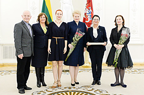 Prezidentė apdovanojo ir Šiaulių miesto bendruomenę Prezidentė apdovanojo ir Šiaulių miesto bendruomenę