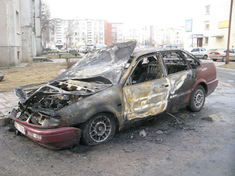 Tyčinis padegimas – supleškėjo du automobiliai Tyčinis padegimas – supleškėjo du automobiliai