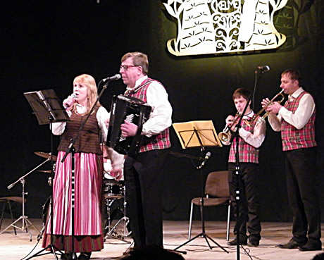Kelmėje griežė liaudiškos muzikos kapelos Kelmėje griežė liaudiškos muzikos kapelos
